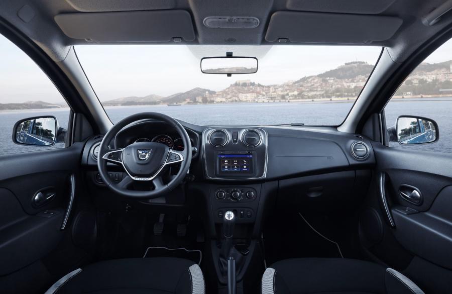 Торпедо Dacia Sandero Stepway 2016 года  (фото 35 из 46)